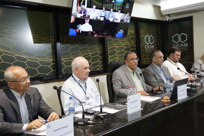 Corrêa — que é o segundo homem da esquerda para a direita — também fez críticas diretas ao Ministério Público Federal, acusando o órgão de agir com Corrêa — que é o segundo homem da esquerda para a direita — também fez críticas diretas ao Ministério Público Federal, acusando o órgão de agir com