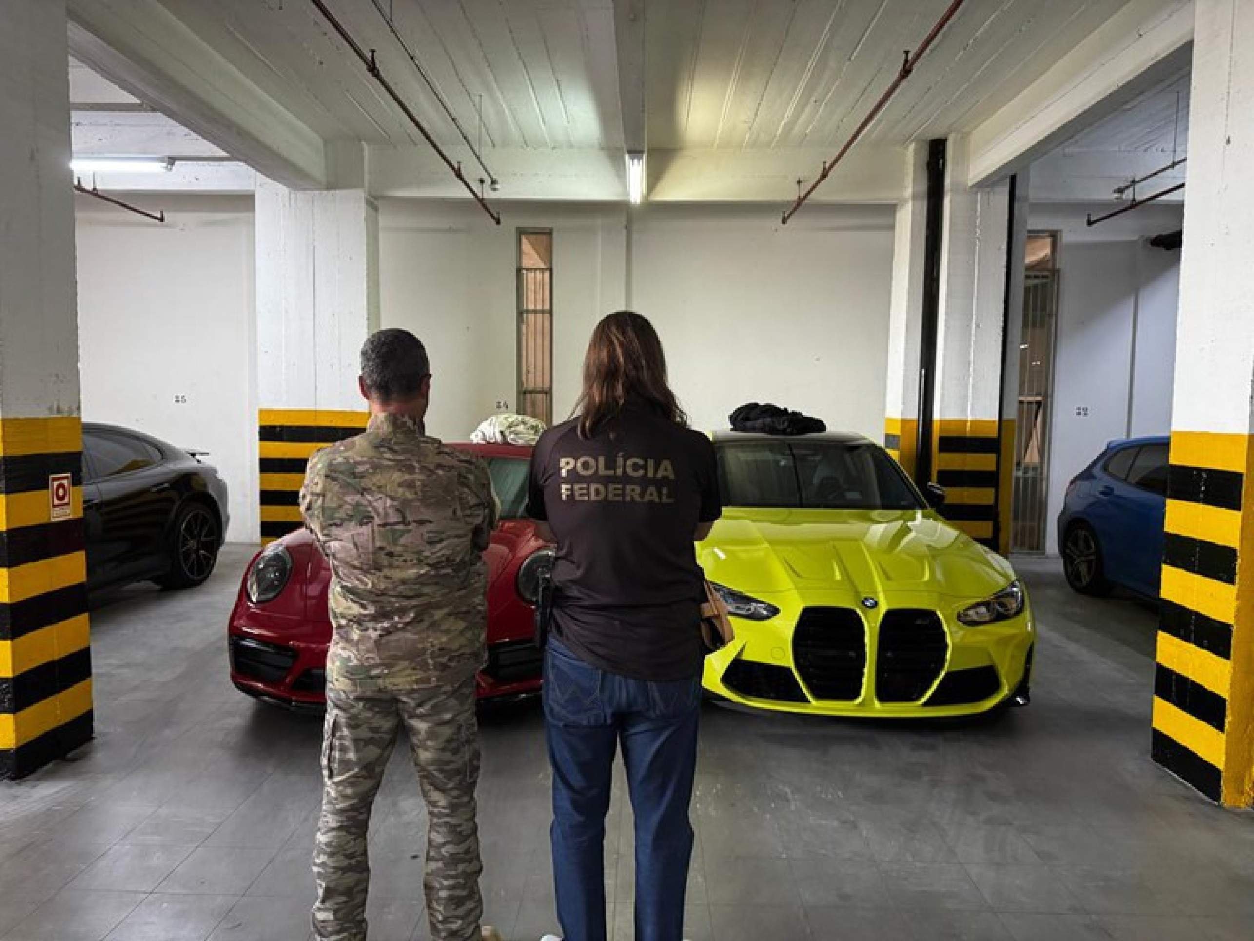 Agentes da Polícia Federal apreendem carros de luxo do Careca do INSS, suspeito de integrar a fraude no INSS
