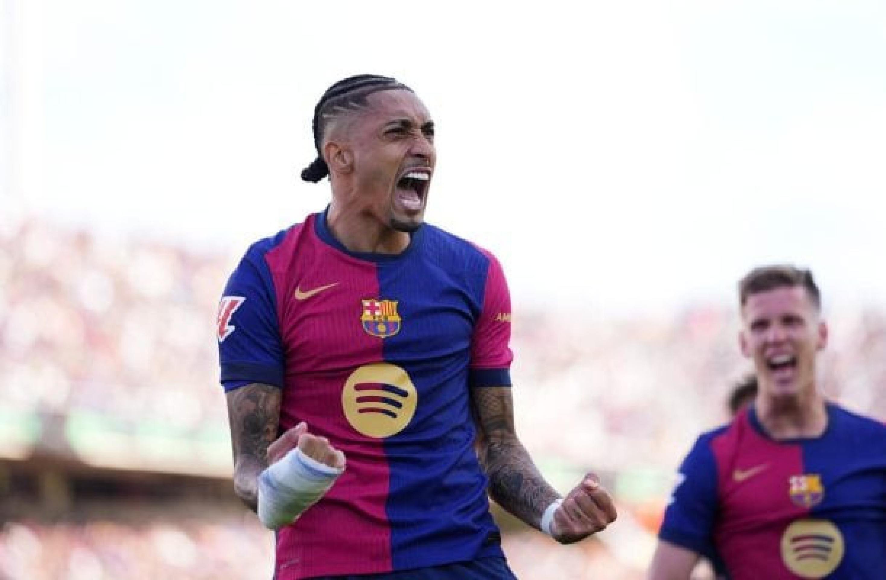 Após melhor temporada da carreira, Raphinha atravessa campo de joelhos; veja