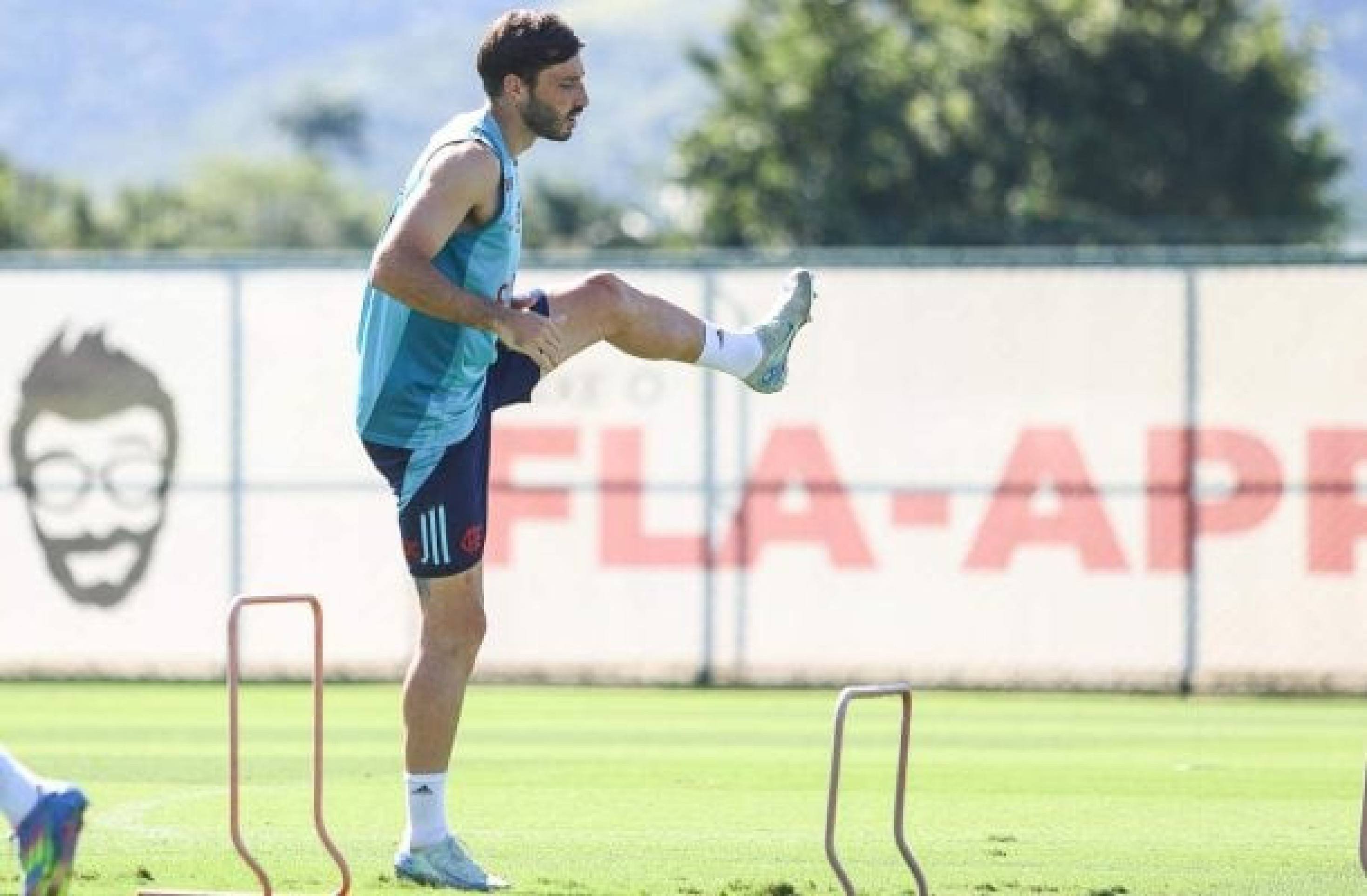 Viña se aproxima de retorno aos gramados pelo Flamengo