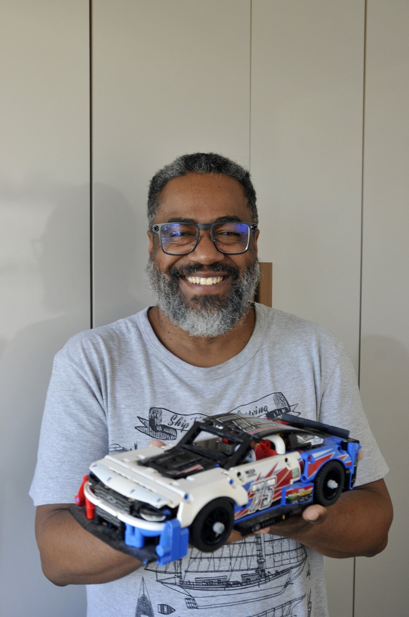  20/05/2025. Crédito: Minervino Júnior/CB/D.A Press. Brasil.  Brasilia - DF. Adultos que gostam de brincar e levam isso para o seu dia a dia. Felipe Lacerda com Lego. 