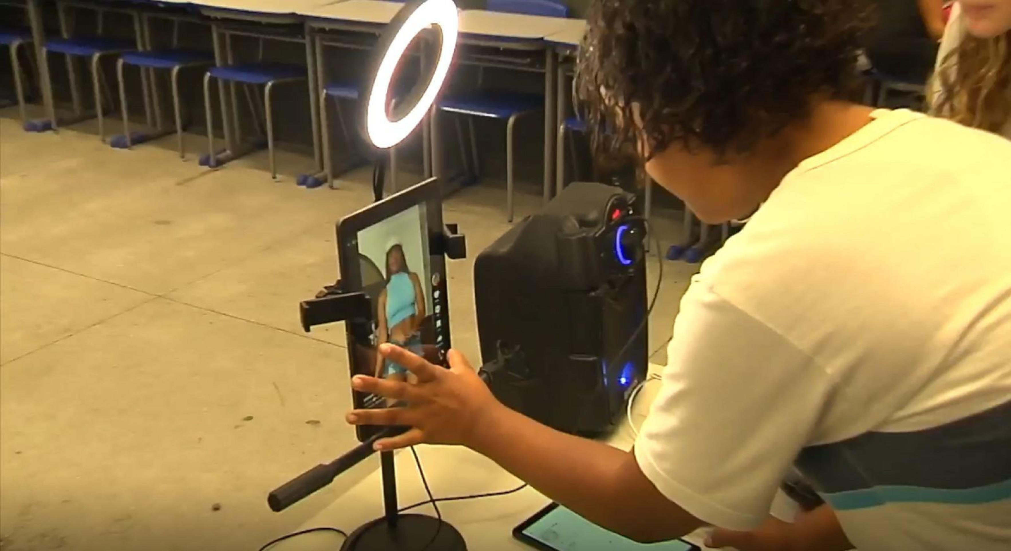 Cena do documentário 4ª Cúpula Mundial de Mídia para Crianças e Adolescentes — 20 anos depois, que ilustram alunos da Andar (Agência de Notícias dos Alunos da Rede) —plataforma em que estudantes desenvolvem habilidades da cultura digital