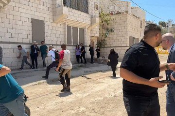 Membros de delegação diplomática da União Europeia correm em meio a tiros disparados pelas Forças de Defesa de Israel (IDF), em Jenin -  (crédito: Mohammad Ateeq/AFPTV/AFP)