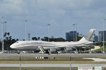 Boeing 747 do Catar pousa na pista do Aeroporto Internacional de Palm Beach após o presidente dos EUA, Donald Trump, visitar a aeronave em 15 de fevereiro de 2025 -  (crédito:  ROBERTO SCHMIDT / AFP)