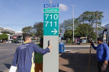 Desde julho do ano passado, até esta semana, foram instaladas e recuperadas mais de 33,5 mil placas de sinalização no DF -  (crédito:  Tony Oliveira AG Brasilia)