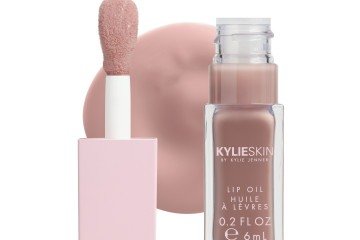 Lip Oil Dessert, na cor Crème Brûlée, da Kylie Cosmetics, na Sephora (R$ 189)
