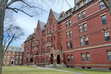 Anuidade de Harvard, que atualmente custa mais de US$ 59 mil (cerca de R$ 333 mil), pode chegar a US$ 87 mil (R$ 492 mil) com os cortes financeiros -  (crédito: Somesh Kesarla Suresh/Unsplash)