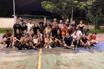 Nina, sentada no centro e de verde. Conforme o tempo passava, o grupo crescia 