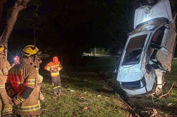 Carro capota, no Lago Sul, bate em &aacute;rvore e fica em p&eacute; -  (crédito: CBMDF)