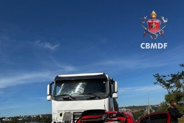 Caminhão e carro colidem com poste no Núcleo Rural Bananal CH20 -  (crédito: Divulgação/CBMDF)