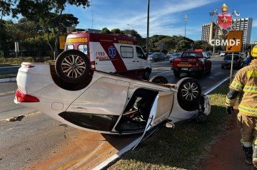 O carro capotou após colidir com três carros em frente à sede do Detran - (crédito: Divulgação/CBMDF) O carro capotou após colidir com três carros em frente à sede do Detran - (crédito: Divulgação/CBMDF)
