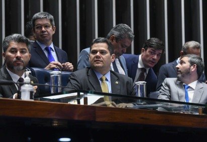 Defensores do projeto argumentam que as novas regras desburocratizarão o processo de obtenção de licenças ambientais e tornarão a autorização de empreendimentos mais ágil, o que, segundo eles, é essencial para 