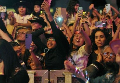 Fãs levam familiares para curtir show de Ana Castela  -  (crédito: Minervino Junior/CB/D.A Press                      )