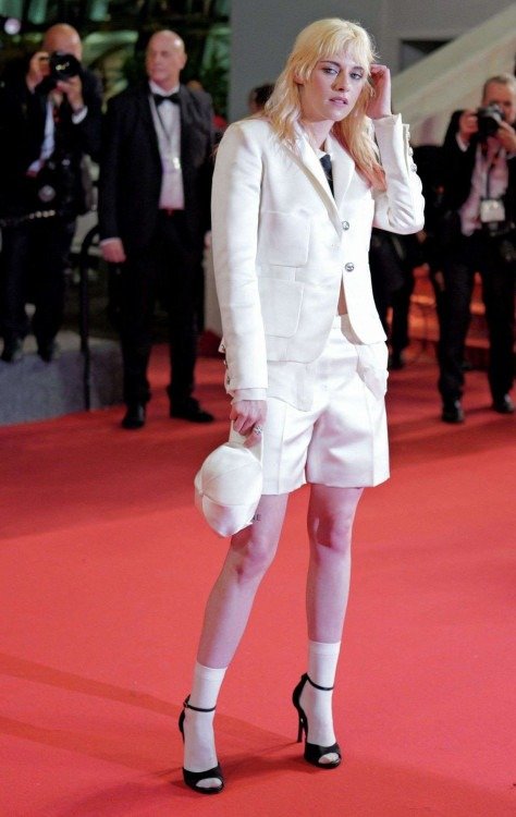 A diretora, roteirista e produtora norte-americana Kristen Stewart chega para a exibição do filme 'A Cronologia da Água' na 78ª edição do Festival de Cinema de Cannes, em Cannes, sul da França, em 16 de maio de 2025.       -  (crédito: Valery HACHE / AFP)