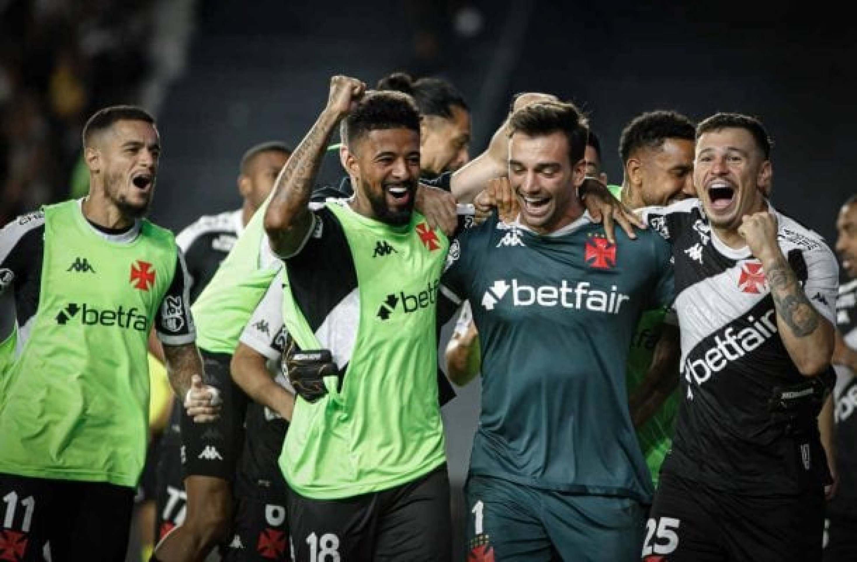 Jogadores do Vasco exaltam atuação de Léo Jardim: ‘Melhor goleiro do Brasil’