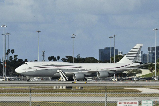 Boeing 747 do Catar pousa na pista do Aeroporto Internacional de Palm Beach após o presidente dos EUA, Donald Trump, visitar a aeronave em 15 de fevereiro de 2025 - (crédito: ROBERTO SCHMIDT / AFP) Boeing 747 do Catar pousa na pista do Aeroporto Internacional de Palm Beach após o presidente dos EUA, Donald Trump, visitar a aeronave em 15 de fevereiro de 2025 - (crédito: ROBERTO SCHMIDT / AFP)