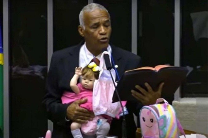 Deputado leva bebê reborn ao plenário e critica descaso com crianças reais - (crédito: Câmara dos Deputados) Deputado leva bebê reborn ao plenário e critica descaso com crianças reais - (crédito: Câmara dos Deputados)