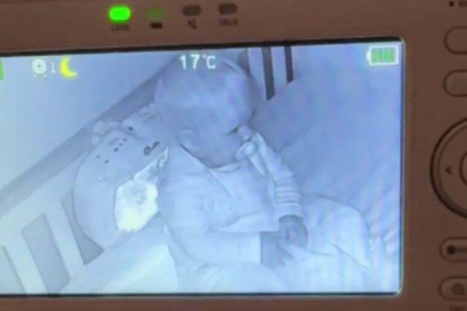 No registro, a criança aparece sentada, esperando os pais retornarem ao quarto - (crédito: Reprodução/TikTok/@ hollyjacknora) No registro, a criança aparece sentada, esperando os pais retornarem ao quarto - (crédito: Reprodução/TikTok/@ hollyjacknora)
