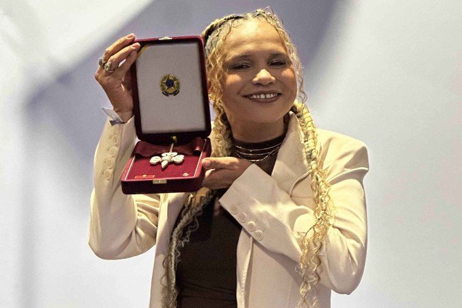 Teresa Cristina recebe a medalha de Comendador da Ordem do Mérito Cultural
- (crédito: Divulgação ) Teresa Cristina recebe a medalha de Comendador da Ordem do Mérito Cultural
- (crédito: Divulgação )