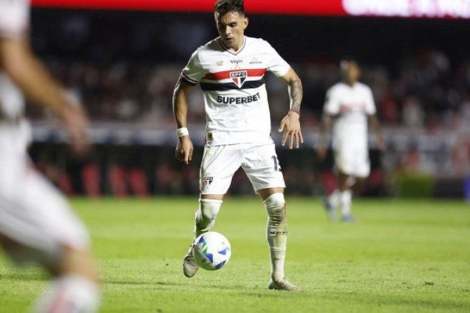 ENZO DÍAZ - Foi uma boa peça de transição no jogo do Tricolor. Foi um dos jogadores mais acionados nos Aflitos, com boa participação na marcação e no ataque. Nota: 6 - Foto: Rubens Chiri/São Paulo FC