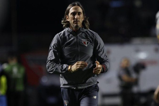 LUIS ZUBELDÍA - O treinador conseguiu montar bem um time para superar a pressão montada nos Aflitos. Teve que mexer em questões táticas, por conta da expulsão de Ferraresi. No segundo tempo, armou bem a equipe para segurar a pressão do Náutico e fez boas alterações para se manter bem no jogo. Nota: 6,5 - Foto: Rubens Chiri/São Paulo FC