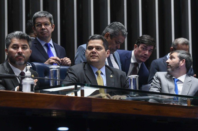 Alcolumbre concedeu à relatora do projeto todo o tempo que julgasse necessário para, segundo ele, derrubar Alcolumbre concedeu à relatora do projeto todo o tempo que julgasse necessário para, segundo ele, derrubar