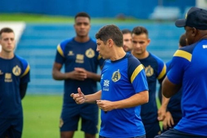 Lúcio Flávio é o treinador da Aparecidense, que encara o Fluminense nesta quarta-feira -  (crédito: Foto: Wigor Vieira/Aparecidense)