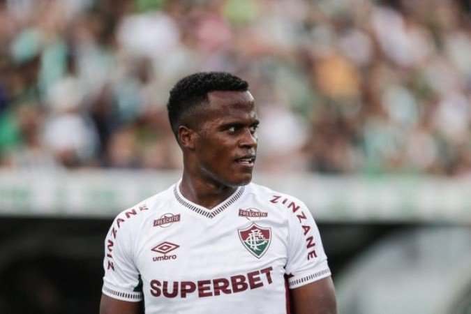 ARIAS - Não foi muito eficaz. Foi bastante acionado, mas cometeu muitos erros técnicos, como de passes. Sofreu um pênalti, que foi anulado por impedimento, e também teve participação decisiva no terceiro gol, quando forçou a defesa adversário ao erro, roubou a bola e fez a finalização que gerou o gol contra de Vanderley na sequência. NOTA: 6,0 - Foto: Divulgação/Fluminense FC