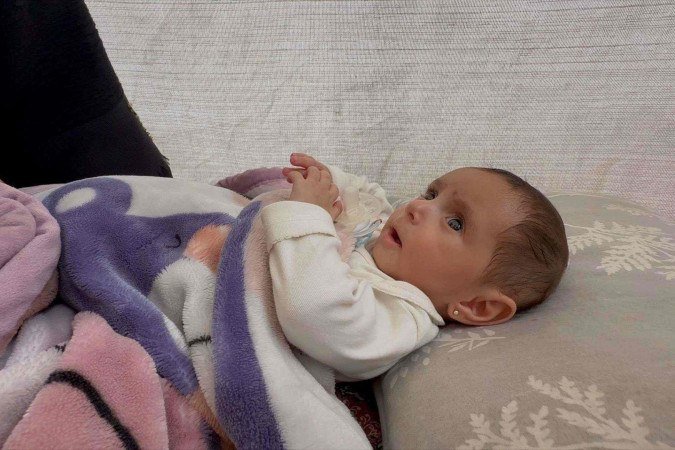 Enas (na foto com Niveen) ficou revoltada com a notícia de que voltaria a Gaza - (crédito: BBC) Enas (na foto com Niveen) ficou revoltada com a notícia de que voltaria a Gaza - (crédito: BBC)