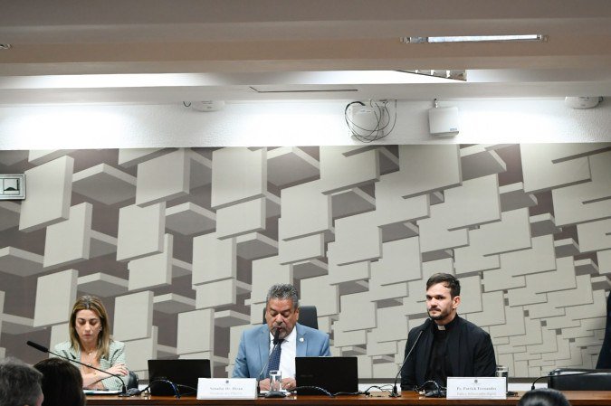 O padre pediu regulações mais rígidas sobre a publicidade desses jogos: O padre pediu regulações mais rígidas sobre a publicidade desses jogos: