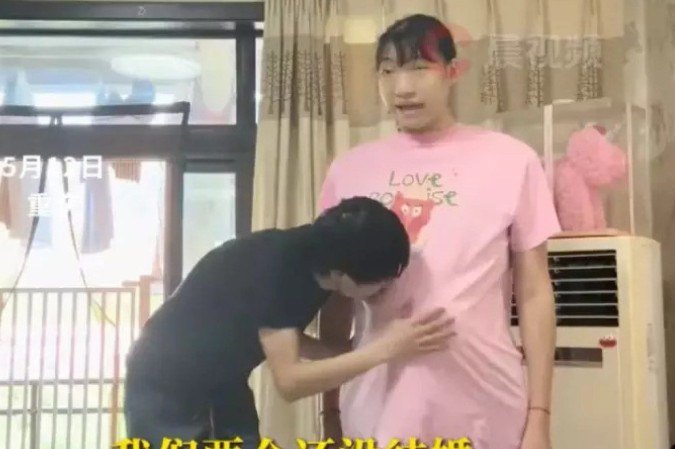 Um jovem casal de chineses chamou atenção nas redes sociais ao anunciar a gravidez. O que tem de tão curioso? O casal possui uma diferença de 52 centímetros de altura. - (crédito: Reprodução: SCMP) Um jovem casal de chineses chamou atenção nas redes sociais ao anunciar a gravidez. O que tem de tão curioso? O casal possui uma diferença de 52 centímetros de altura. - (crédito: Reprodução: SCMP)