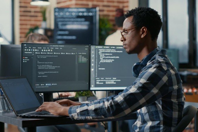 O conhecimento em linguagens de programação é essencial para a área de tecnologia (Imagem: DC Studio | Shutterstock) - (crédito: EdiCase) O conhecimento em linguagens de programação é essencial para a área de tecnologia (Imagem: DC Studio | Shutterstock) - (crédito: EdiCase)