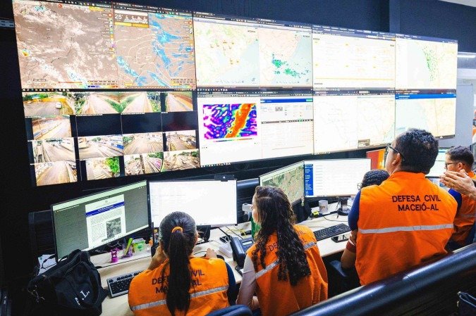 Prefeitura de Maceió realiza o monitoramento das áreas de riscos e recebe pessoas atingidas pelas chuvas nesta quarta-feira (21/5) - (crédito: Jonathan Lins/ Secom Maceió) Prefeitura de Maceió realiza o monitoramento das áreas de riscos e recebe pessoas atingidas pelas chuvas nesta quarta-feira (21/5) - (crédito: Jonathan Lins/ Secom Maceió)