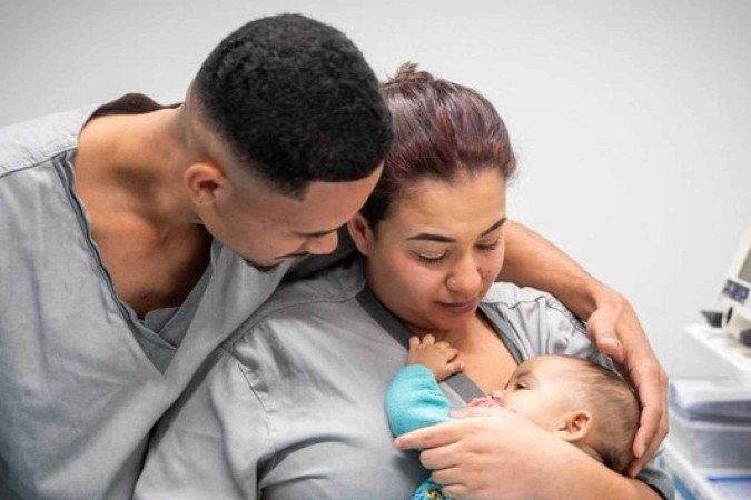 Milena, com os pais, recebeu aplicação de zolgensma, medicamento contra atrofia muscular espinhal (AME) - (crédito: Foto: Igor Evangelista/Ministério da Saúde) Milena, com os pais, recebeu aplicação de zolgensma, medicamento contra atrofia muscular espinhal (AME) - (crédito: Foto: Igor Evangelista/Ministério da Saúde)