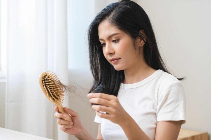 A falta de ferro no organismo é uma das principais causas da queda de cabelo (Imagem: Kmpzzz | Shutterstock) - (crédito: EdiCase) A falta de ferro no organismo é uma das principais causas da queda de cabelo (Imagem: Kmpzzz | Shutterstock) - (crédito: EdiCase)