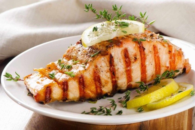 Salmão grelhado com tomilho e limão (Imagem: Tatjana Baibakova | Shutterstock) - (crédito: EdiCase) Salmão grelhado com tomilho e limão (Imagem: Tatjana Baibakova | Shutterstock) - (crédito: EdiCase)