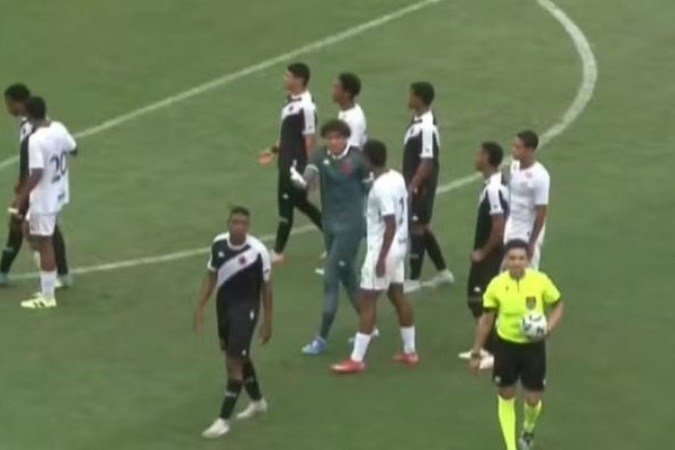 Goleiro do Vasco relata ter sofrido ofensas racistas em jogo com Santos no Brasileirão Sub-20 - (crédito: - Foto: Reprodução/Santos TV) Goleiro do Vasco relata ter sofrido ofensas racistas em jogo com Santos no Brasileirão Sub-20 - (crédito: - Foto: Reprodução/Santos TV)