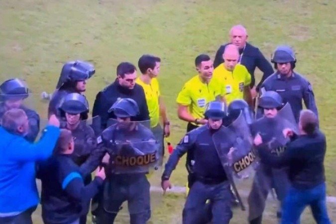 Eliminação do Grêmio na terceira fase da Copa do Brasil foi cercada de confusão e polêmica - (crédito: Foto: Reprodução) Eliminação do Grêmio na terceira fase da Copa do Brasil foi cercada de confusão e polêmica - (crédito: Foto: Reprodução)