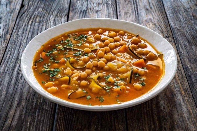 Sopa de grão-de-bico com abobrinha e batata-doce (Imagem: Jacek Chabraszewski
| Shutterstock) - (crédito: EdiCase) Sopa de grão-de-bico com abobrinha e batata-doce (Imagem: Jacek Chabraszewski
| Shutterstock) - (crédito: EdiCase)