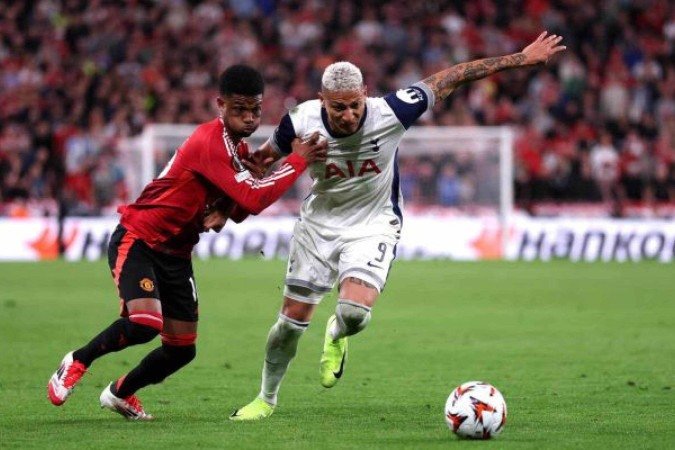 Richarlison em disputa de bola com Diallo, do Manchester United, na final da Liga Europa - (crédito: Foto: Ryan Pierse/Getty Images) Richarlison em disputa de bola com Diallo, do Manchester United, na final da Liga Europa - (crédito: Foto: Ryan Pierse/Getty Images)