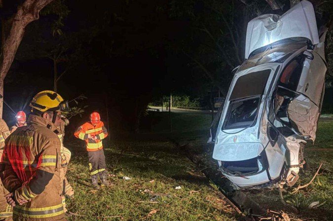 Carro capota, no Lago Sul, bate em árvore e fica em pé - (crédito: CBMDF) Carro capota, no Lago Sul, bate em árvore e fica em pé - (crédito: CBMDF)