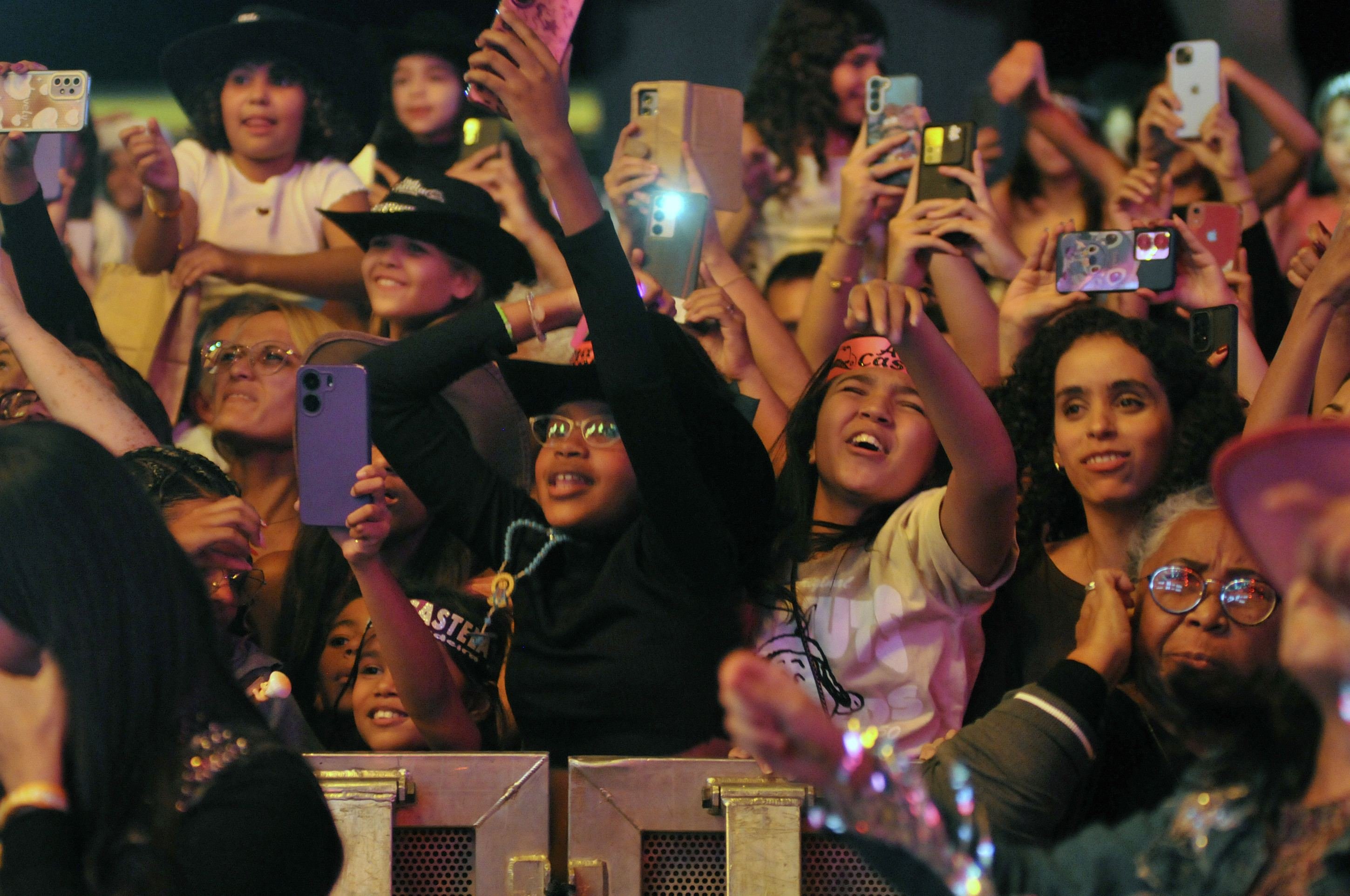 Fãs levam familiares para curtir show de Ana Castela 