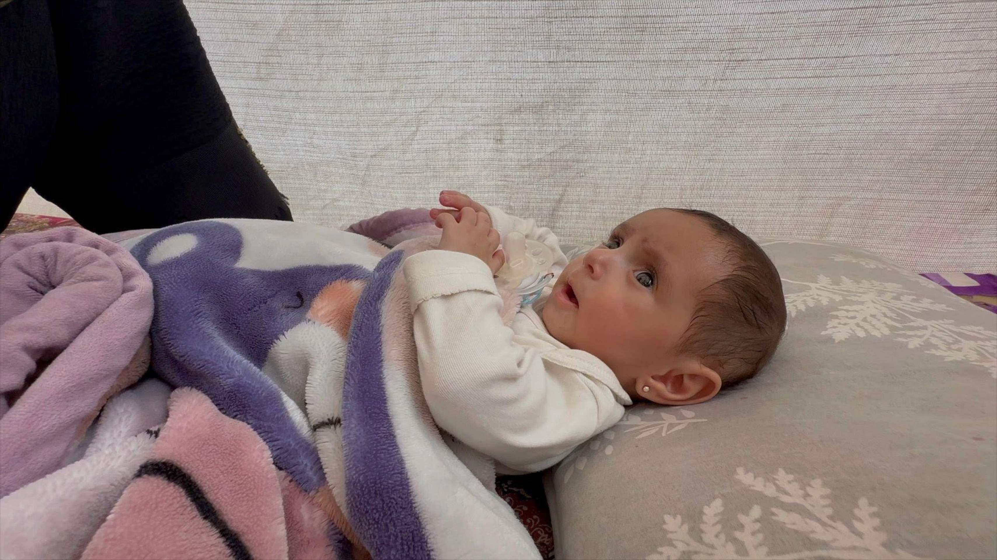 Enas (na foto com Niveen) ficou revoltada com a notícia de que voltaria a Gaza -  (crédito: BBC)