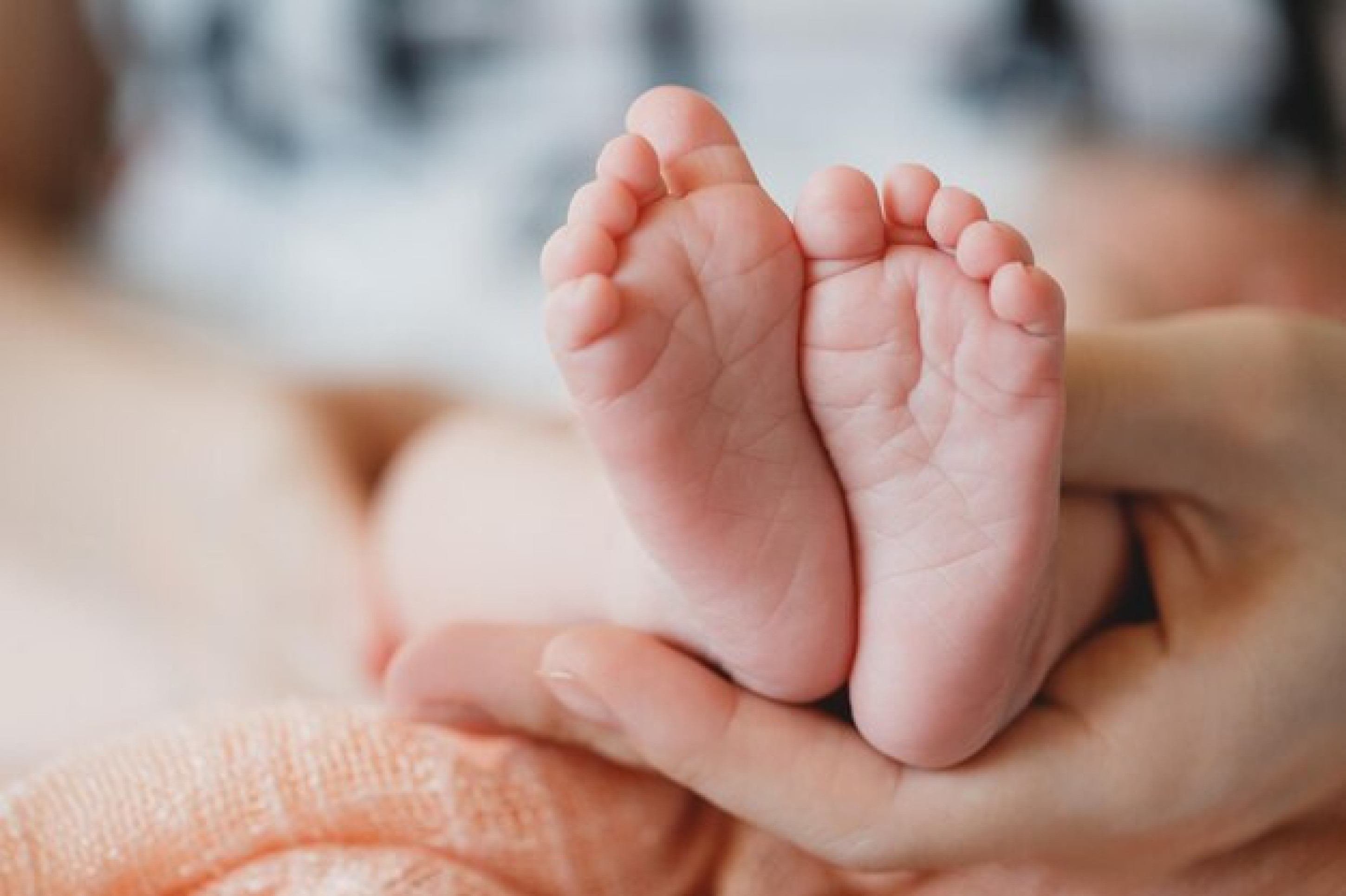 Homem bate em bebê real achando que era boneca reborn