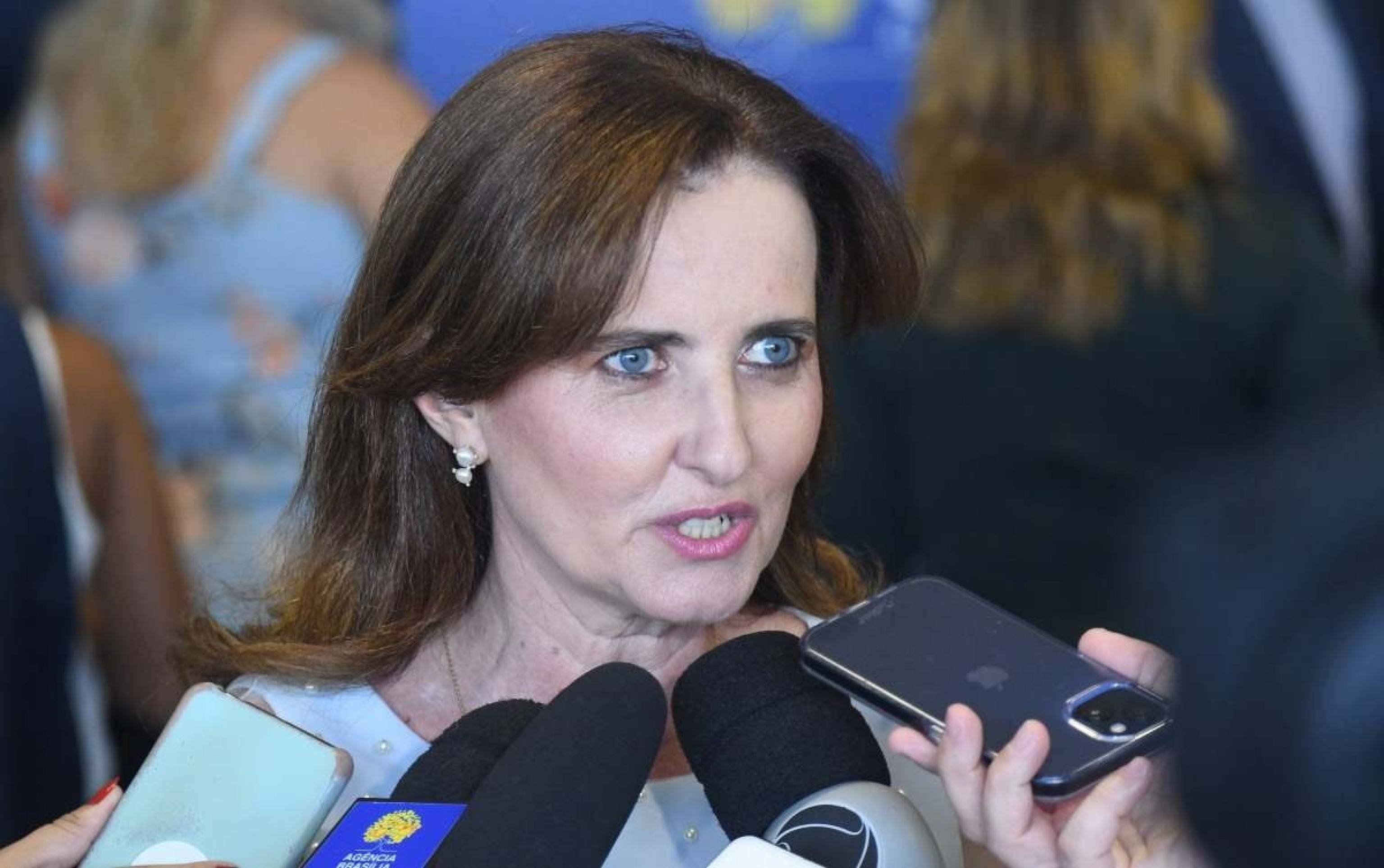 Procuradoria-Geral do DF nomeia novos servidores. Em cerimônia o governador Ibaneis Rocha (MDB) assinou o termo de posse dos novos funcionários. Na foto, a procuradora-geral do DF, Ludmila Galvão. 