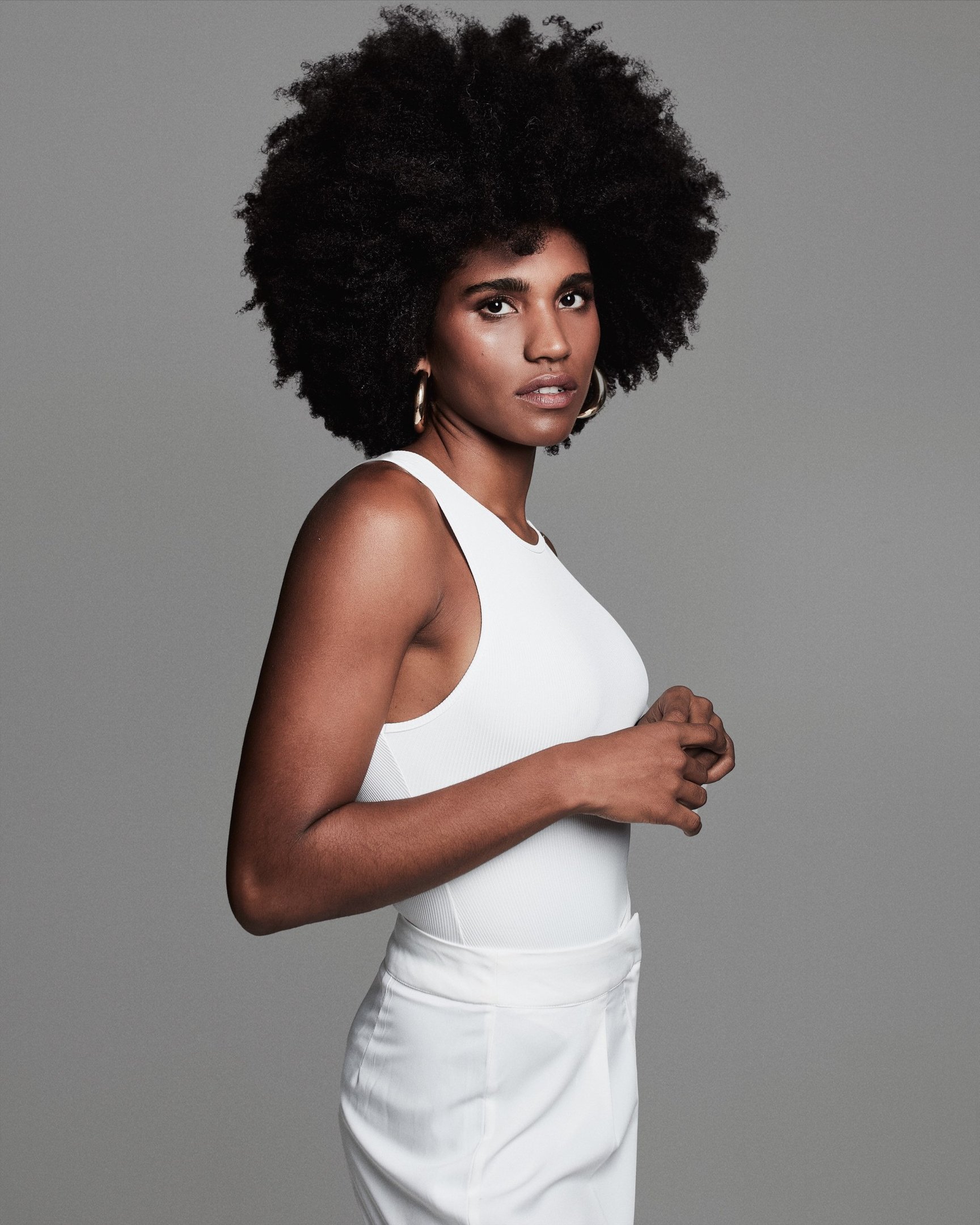 A atriz Mariana Sena renasce como mãe e artista