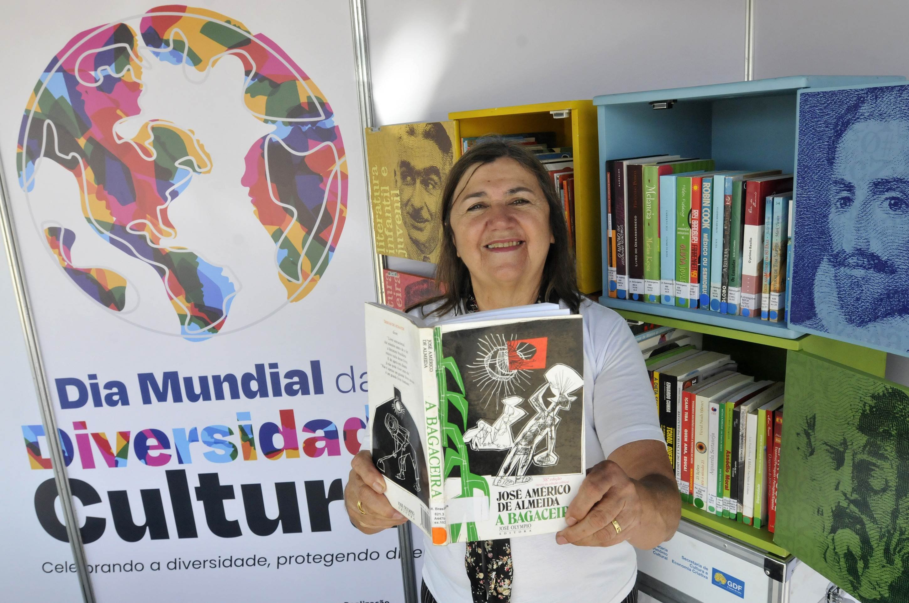 A educadora Maria José representou o projeto Mala do livro no evento