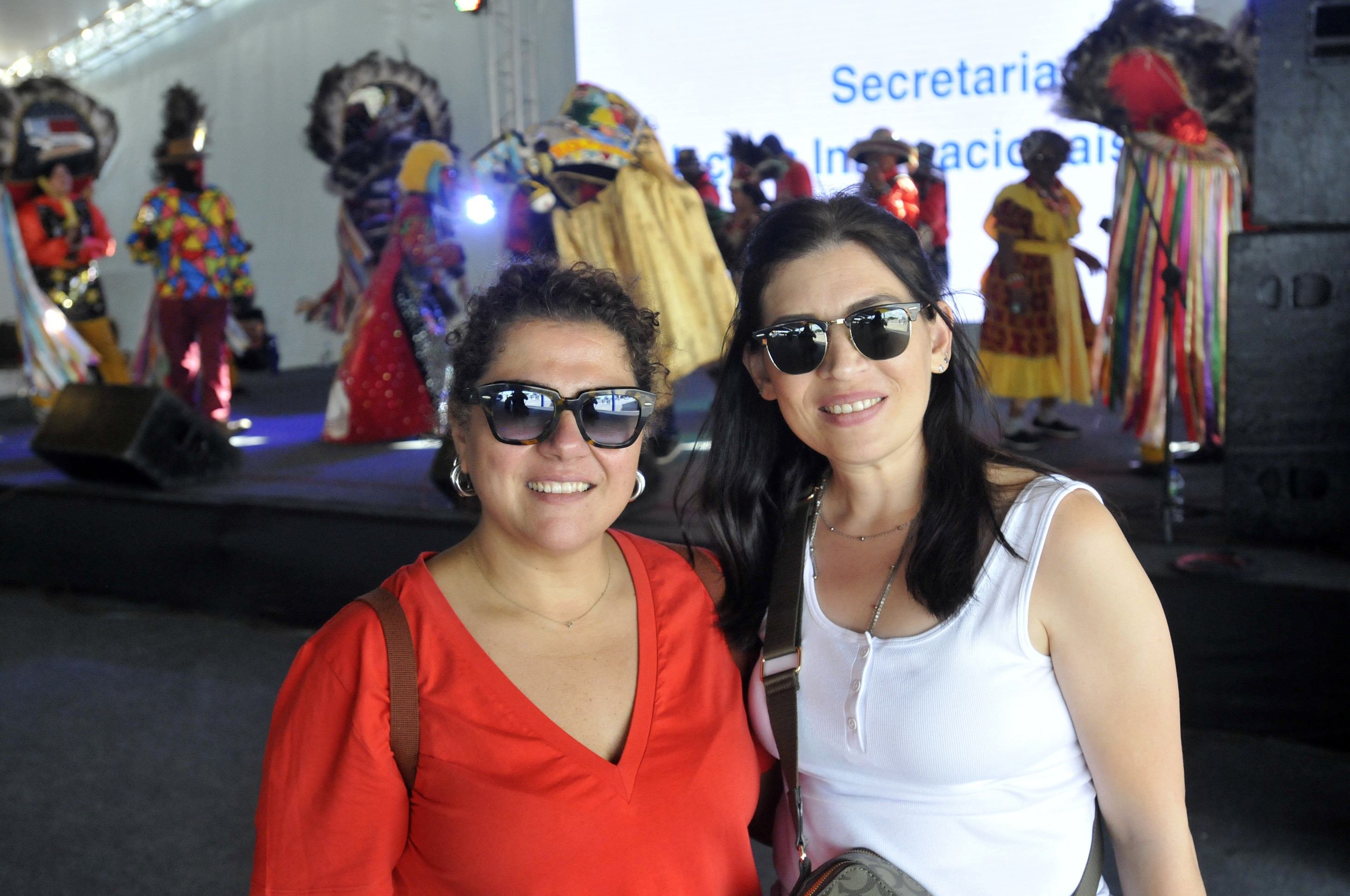 Ao lado de uma amiga, a turca Merve Akbas elogiou a presença de estrangeiros