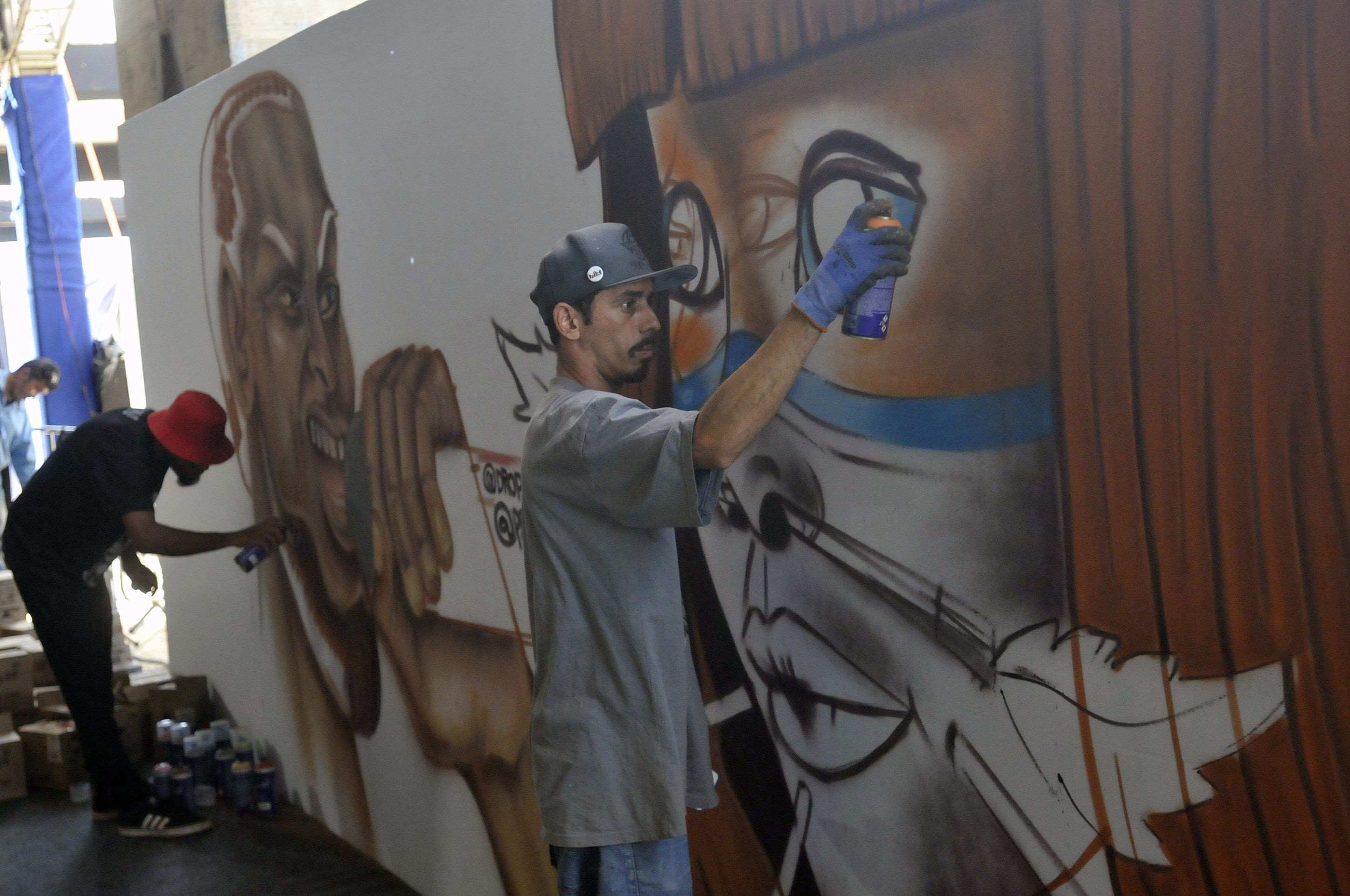  Uma parede foi grafitada por um artista visual enquanto as palestras ocorriam