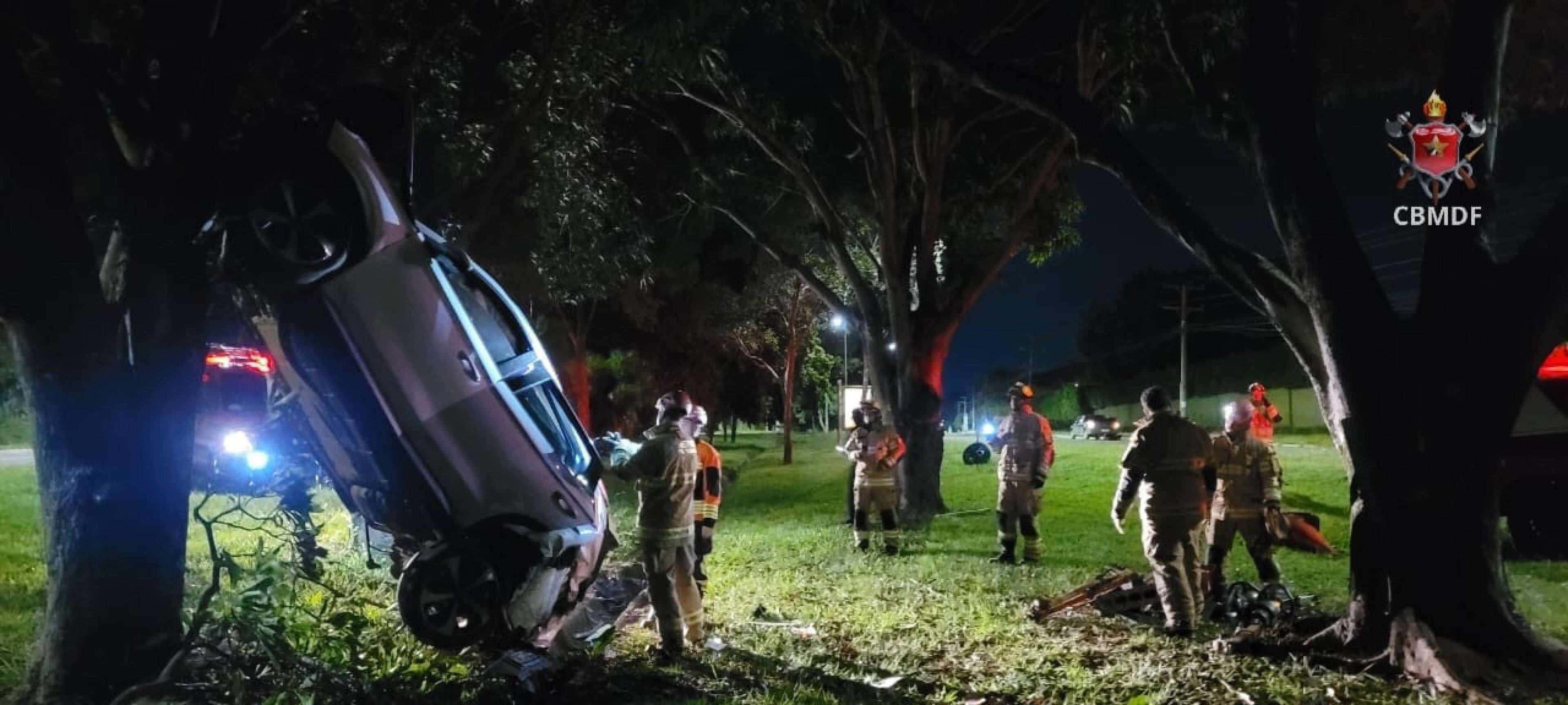 Motorista de 48 anos capota carro e veículo fica em pé, no DF 